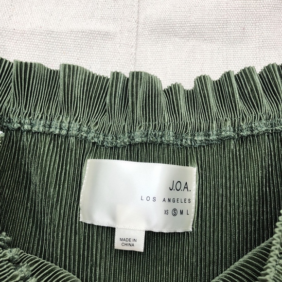 J.O.A. "Felicity" Off-Shoulder Pleated Top - Green - Picture 6 of 8